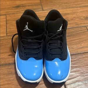 Nike Air jordan max aura 2 black university blue (GS) size 8Y great condition